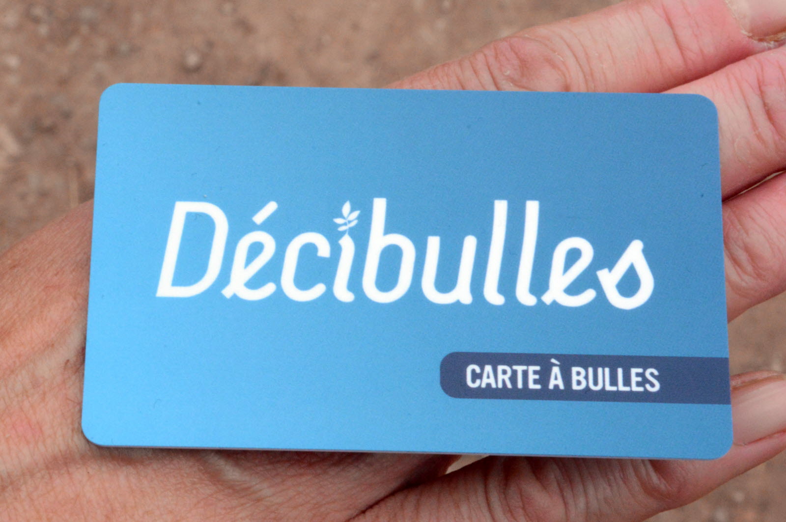 la-carte-a-bulles-a-ete-mise-en-place-en-2021-les-bulles-encore-en-possession-des-festivaliers-seront-donc-a-echanger-contre-une-carte-cashless-de-ce-type-archives-dna-michel-koebel-1657202007